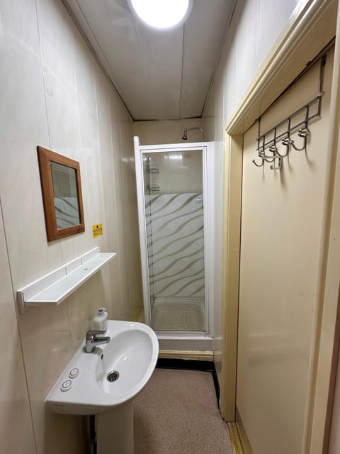 Family Room, Multiple Beds, Non Smoking, Ensuite | Bathroom | Free toiletries, towels, soap, shampoo