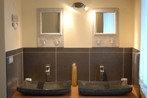 Superior Suite, Ensuite (Duplex) | Bathroom | Hair dryer, towels, soap, shampoo