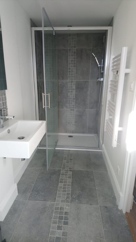 Deluxe Double Room, Non Smoking | Bathroom | Shower, hair dryer, towels