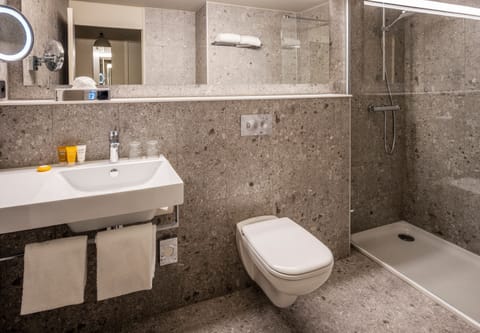 Combined shower/tub, hair dryer, towels