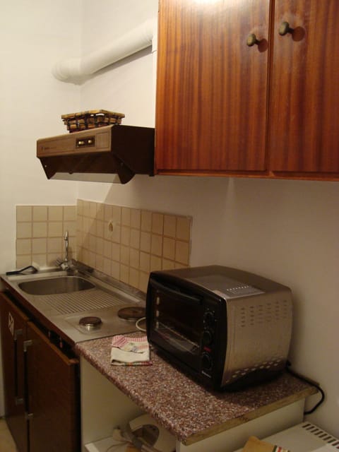 Fridge, oven, stovetop, electric kettle