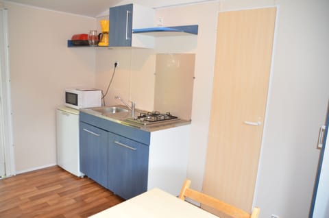 Mobile Home (Domino 5 personnes) | Private kitchenette | Fridge, microwave, stovetop, espresso maker