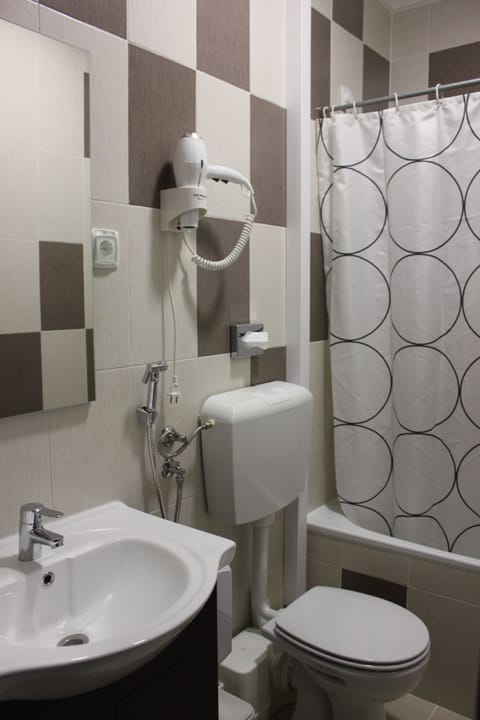 Deluxe Double Room | Bathroom | Shower, free toiletries, towels, soap