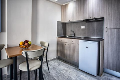 Studio | Private kitchen | Fridge, stovetop, espresso maker, coffee/tea maker