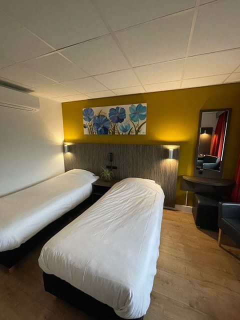 Double Room | Minibar, in-room safe, desk, free cribs/infant beds