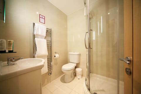 Family Room (Sleeps 3) | Bathroom | Combined shower/tub, free toiletries, hair dryer, towels