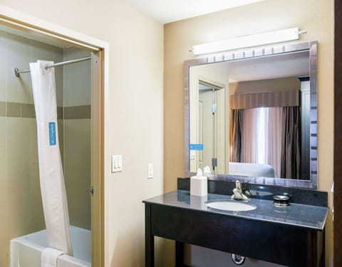 Studio Suite, 1 King Bed | Bathroom | Free toiletries, hair dryer, bathrobes, towels