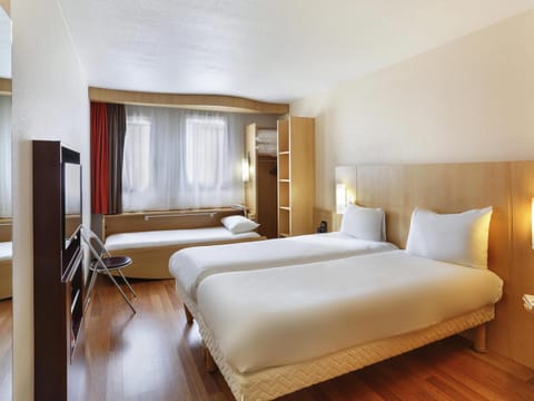 Standard Room, 2 Twin Beds | In-room safe, desk, soundproofing, iron/ironing board