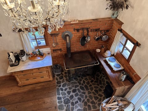 Full-size fridge, oven, stovetop, dishwasher