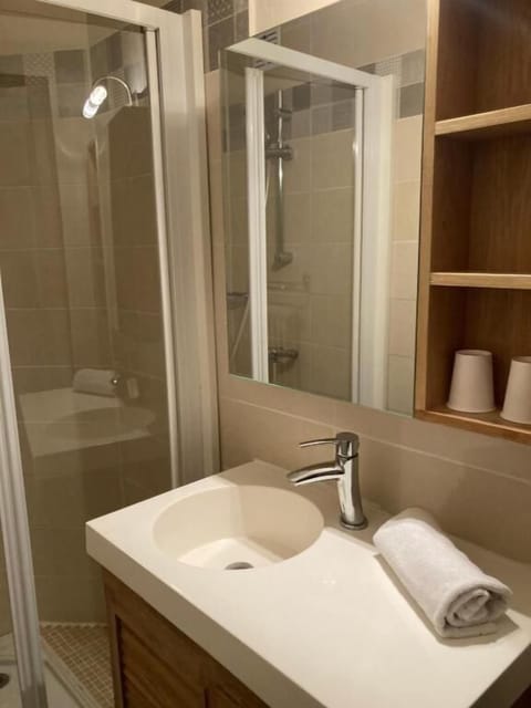Standard Double or Twin Room, 2 Twin Beds, Non Smoking | Bathroom | Towels