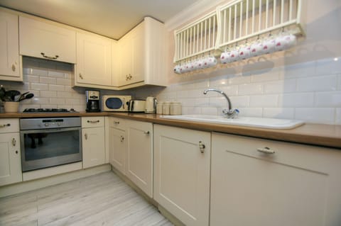 House | Private kitchen | Microwave, oven, stovetop, dishwasher