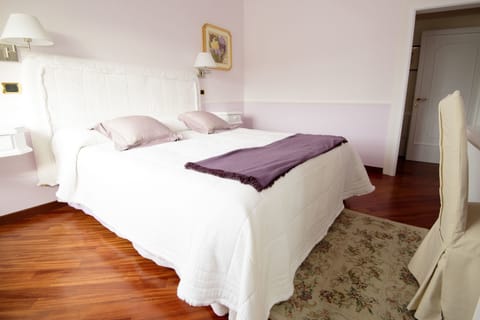 Deluxe Room, Ensuite (Lilla) | Egyptian cotton sheets, premium bedding, down comforters, desk