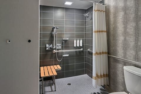 Combined shower/tub, hydromassage showerhead, free toiletries