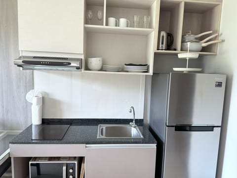 Comfort Apartment, 1 Bedroom, Mountain View | Private kitchen | Full-size fridge, microwave, stovetop, electric kettle