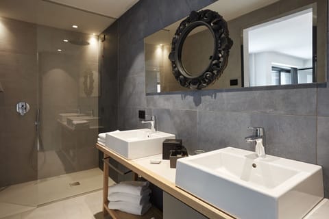 Luxury Room, Balcony, Harbor View | Bathroom | Shower, rainfall showerhead, free toiletries, hair dryer