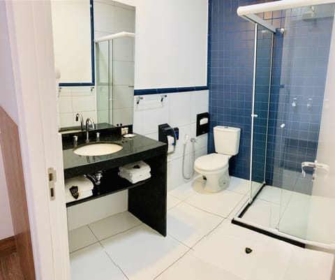 Quarto Luxo Família | Bathroom | Shower, rainfall showerhead, free toiletries, hair dryer