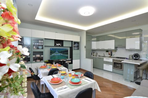 Deluxe Apartment, 2 Bedrooms, 2 Bathrooms | Private kitchenette | Fridge, microwave, coffee/tea maker, electric kettle