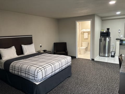 Standard Room, 1 King Bed | Desk, iron/ironing board, free WiFi, bed sheets