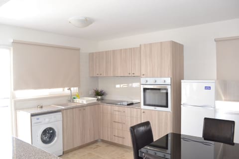 Suite, 3 Bedrooms | Private kitchen | Full-size fridge, stovetop, coffee/tea maker, electric kettle