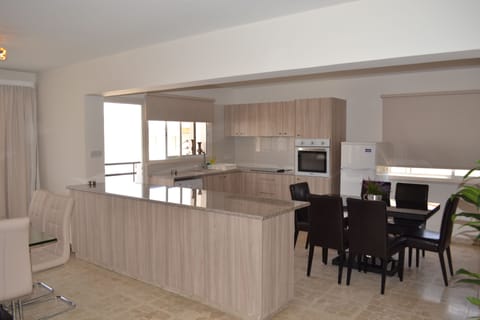 Suite, 3 Bedrooms | Private kitchen | Full-size fridge, stovetop, coffee/tea maker, electric kettle