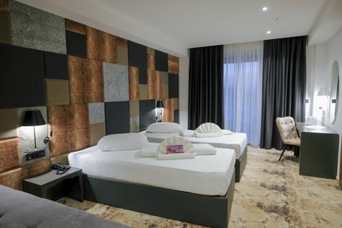 Deluxe Double Room | Minibar, in-room safe, desk, soundproofing