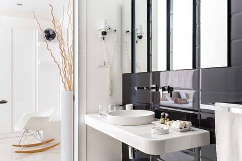 Junior Double or Twin Room | Bathroom | Designer toiletries, hair dryer, bidet, towels