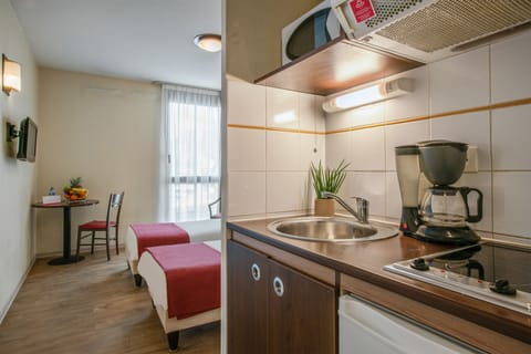 Studio | Private kitchenette | Fridge, microwave, stovetop, dishwasher