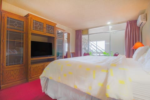 Suite, 1 King Bed | Premium bedding, pillowtop beds, individually decorated