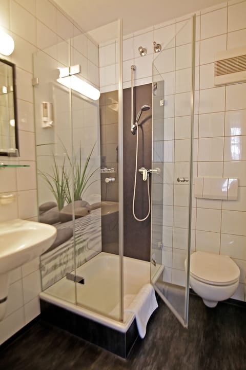 Junior Suite | Bathroom | Shower, towels