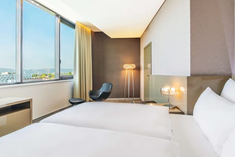 Suite | Premium bedding, pillowtop beds, minibar, in-room safe