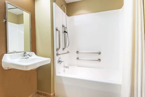 Combined shower/tub, free toiletries, hair dryer, towels