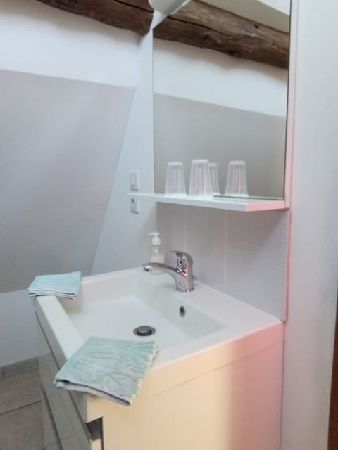 Quadruple Room (Basse cour) | Bathroom sink