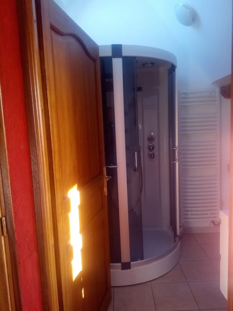 Quadruple Room (Basse cour) | Bathroom shower