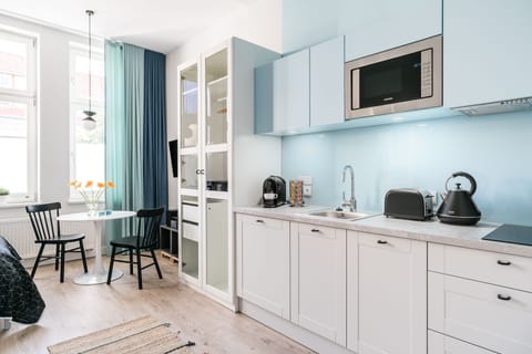 Studio Suite, Kitchenette (Malaga 2) | Private kitchenette | Fridge, microwave, stovetop, dishwasher