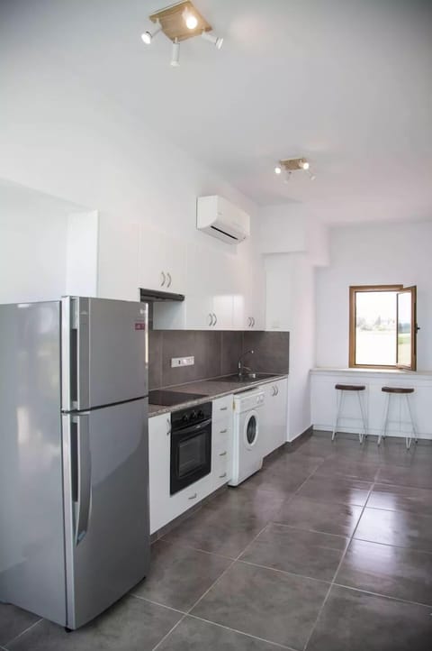 House, 1 Bedroom | Private kitchen | Fridge, microwave, oven, stovetop