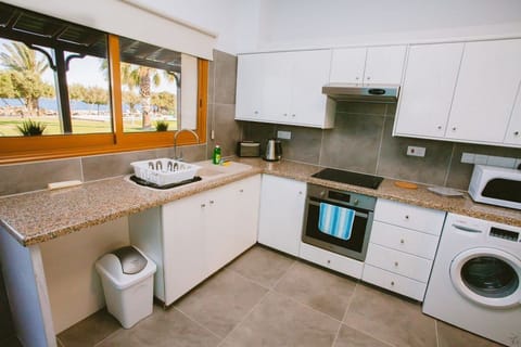 House, 3 Bedrooms | Private kitchen | Fridge, microwave, oven, stovetop