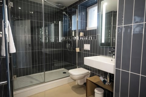 Big Double Studio, Sea View  | Bathroom | Shower, free toiletries, hair dryer, towels