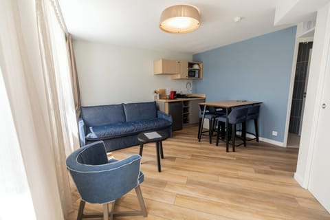 Appartement T2 vue mer Double | Living area | Flat-screen TV