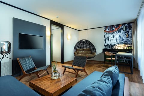 Suite | Living room | 100-cm flat-screen TV with satellite channels, TV, foosball