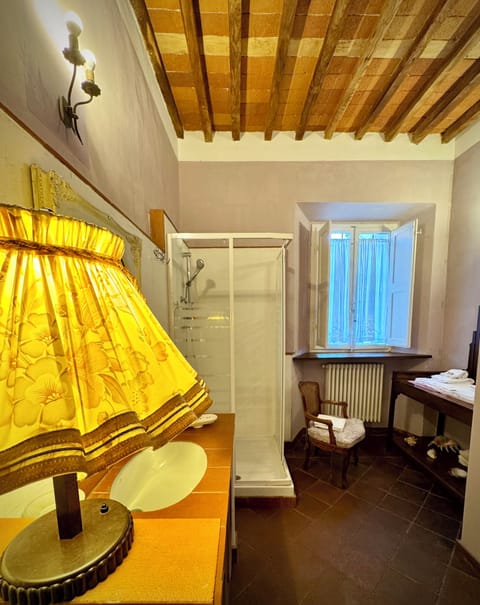 Classic Double Room, 1 Bedroom, Private Bathroom | Bathroom | Shower, rainfall showerhead, free toiletries, hair dryer