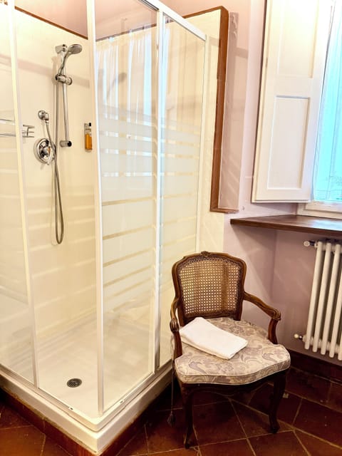 Classic Double Room, 1 Bedroom, Private Bathroom | Bathroom | Shower, rainfall showerhead, free toiletries, hair dryer