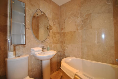 1 The Courtyard | Bathroom | Combined shower/tub, free toiletries, hair dryer, towels