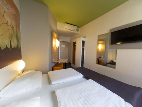 Double Room | Hypo-allergenic bedding, desk, free WiFi, bed sheets