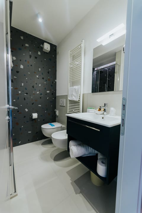 Superior Twin Room | Bathroom | Shower, rainfall showerhead, free toiletries, hair dryer