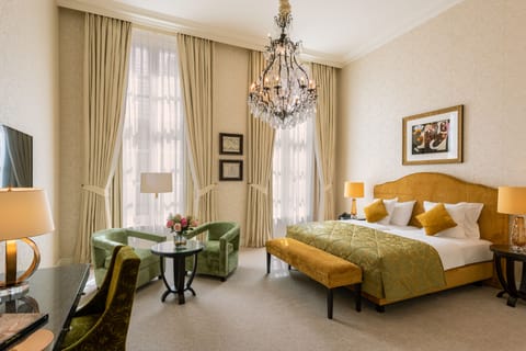 Junior Suite | Premium bedding, pillowtop beds, minibar, in-room safe