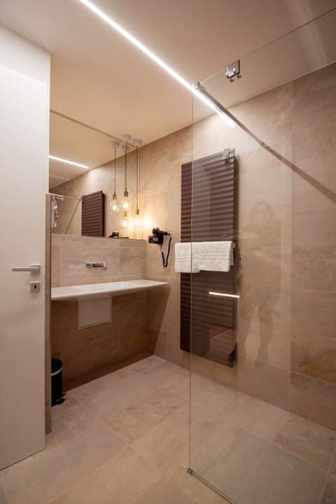 Superior Studio | Bathroom | Free toiletries, hair dryer, bidet, towels