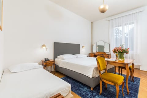 Family Room, Park View | Desk, bed sheets