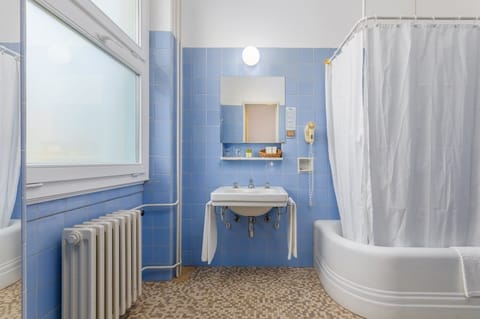 Bathtub, deep soaking tub, hair dryer, bidet