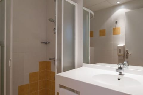 Single Room | Bathroom | Combined shower/tub, free toiletries, hair dryer, towels