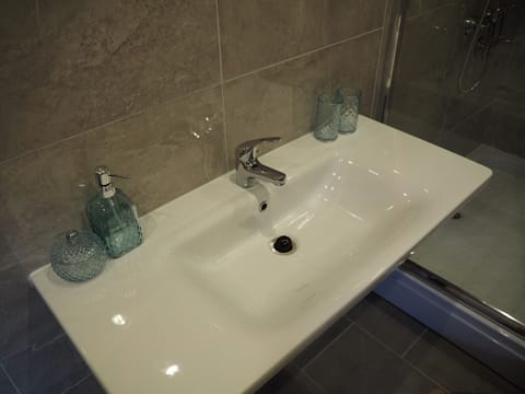 Exclusive Quadruple Room (9) | Bathroom | Shower, rainfall showerhead, free toiletries, hair dryer